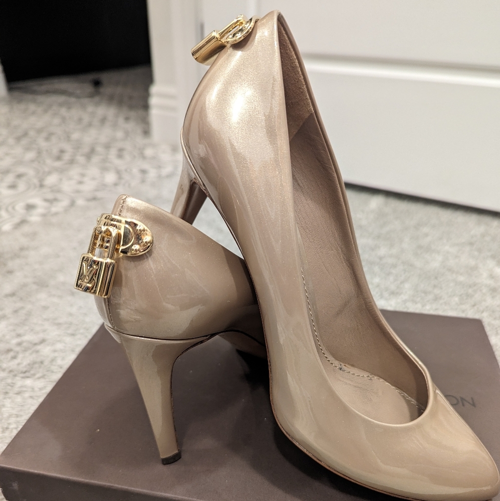 Louis Vuitton patent leather tan pump
